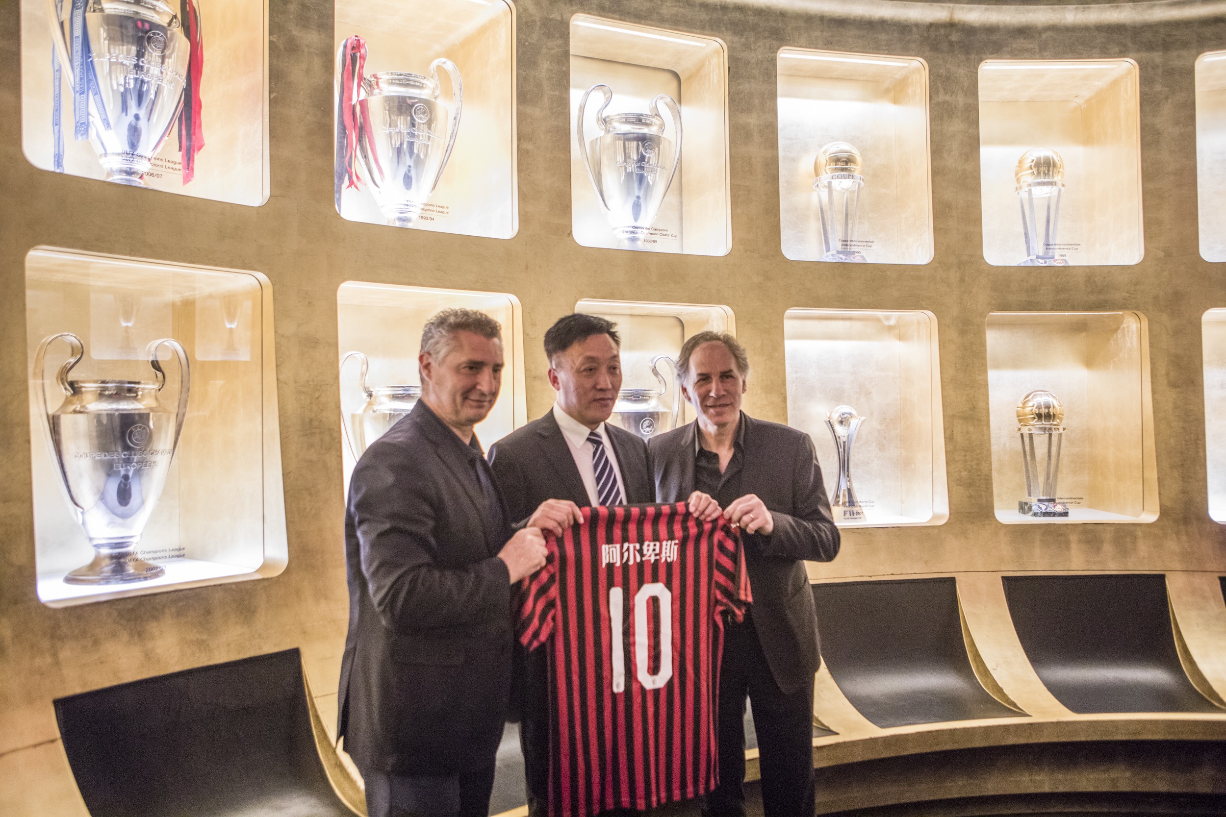 乔治娜：等C罗求婚等了十年，这枚订婚戒指是最起码的礼物（乔治娜直言：等C罗求婚整整十年，这枚订婚戒指不过是最基本的诚意）