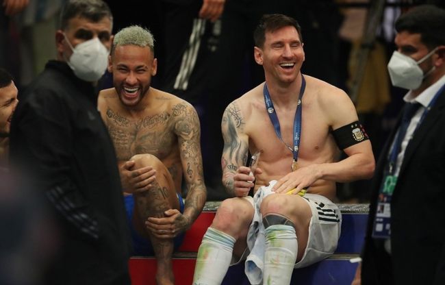 拜仁12轮不败领跑，曼城绝杀鱼腩，巴萨AC米兰登顶（拜仁12轮不败继续领跑，曼城绝杀弱旅，巴萨、AC米兰齐登顶）