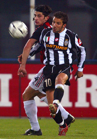 马特塔是04年萨哈以来首位在法国队前两场比赛均破门的球员（自2004年萨哈以来，马特塔成为首位在法国队前两战均破门的球员）