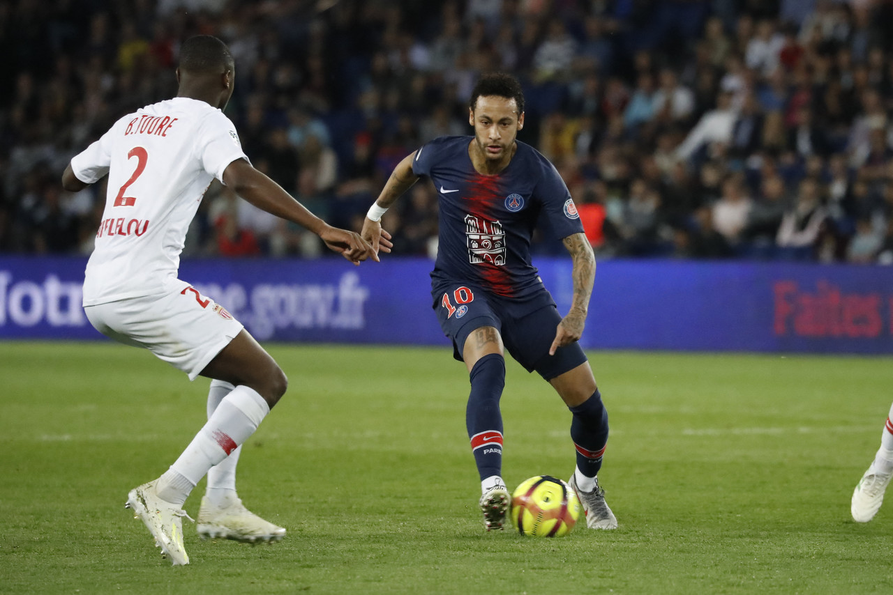 山东泰山推出官方授权球星卡，每盒售价698元（山东泰山发布官方授权球星卡，单盒定价698元）