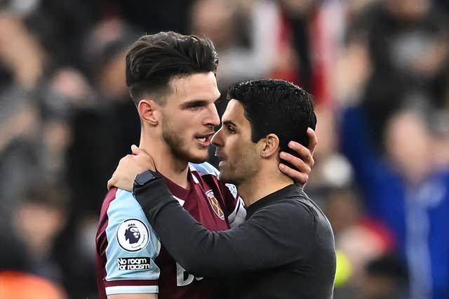 李扬两次失误葬送好局！盯人不紧，踢人送点，蓉城球员集体不满（李扬两度失误断送优势：盯防松懈、犯规送点，蓉城将士集体不满）