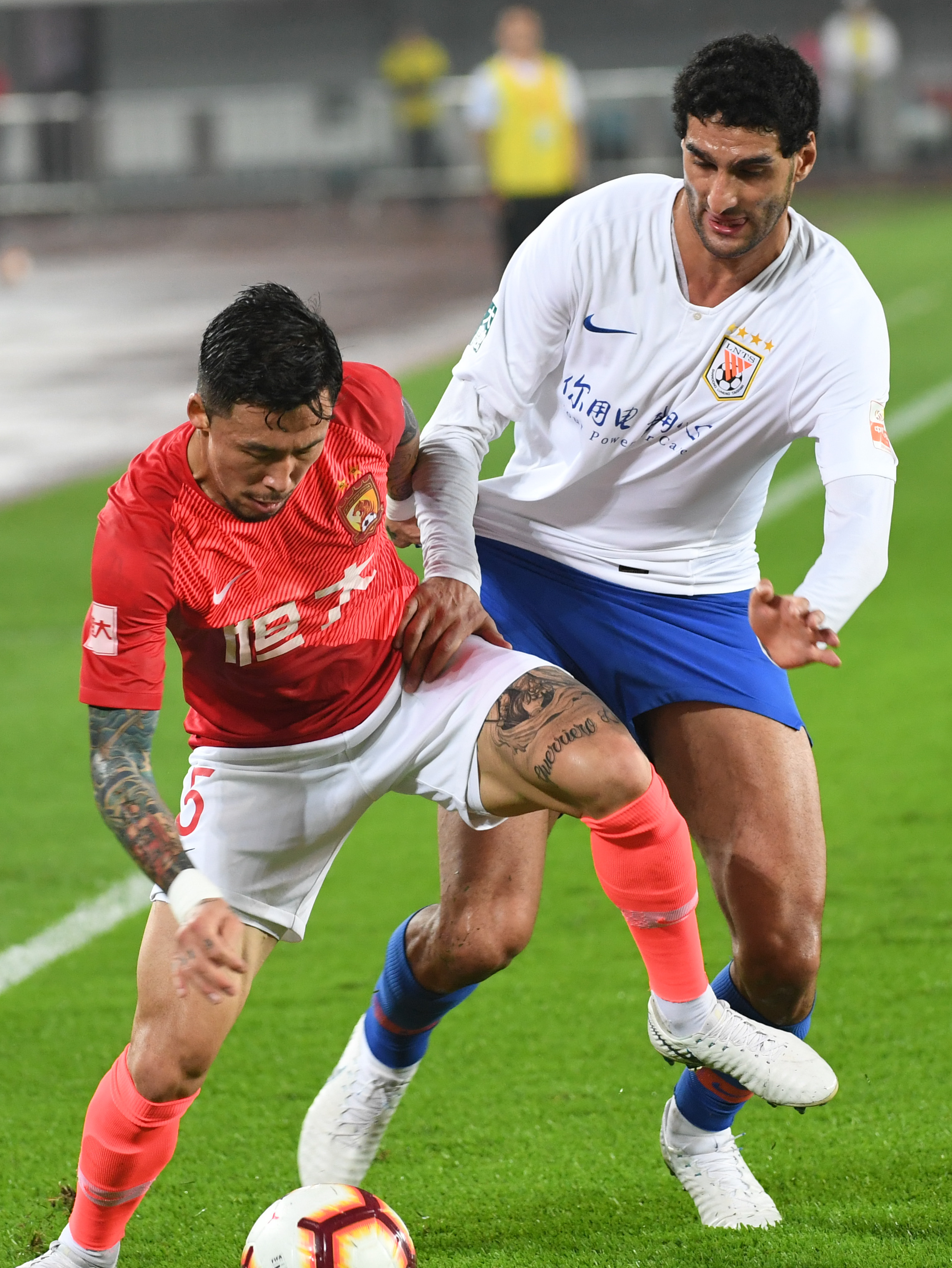 荷媒：利物浦有意阿尔克马尔新星斯密特，斯洛特对其很欣赏（荷媒：利物浦关注阿尔克马尔新秀斯密特，斯洛特青睐有加）