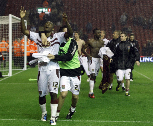 前锋关键时刻进球锁定胜利（前锋关键一击定胜局）